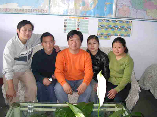 一品鮮總經(jīng)理王威與客戶合影