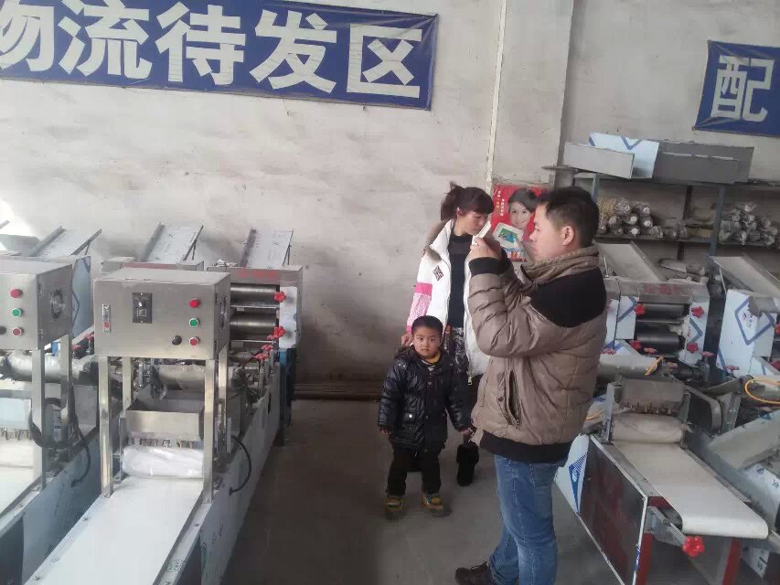 客戶給燴面機設(shè)備拍照