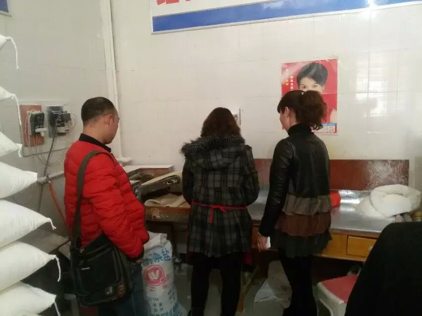 新鄉(xiāng)客戶劉先生前來(lái)考察燴面機(jī)器