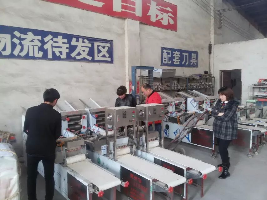新鄉(xiāng)客戶劉先生前來(lái)考察燴面機(jī)器