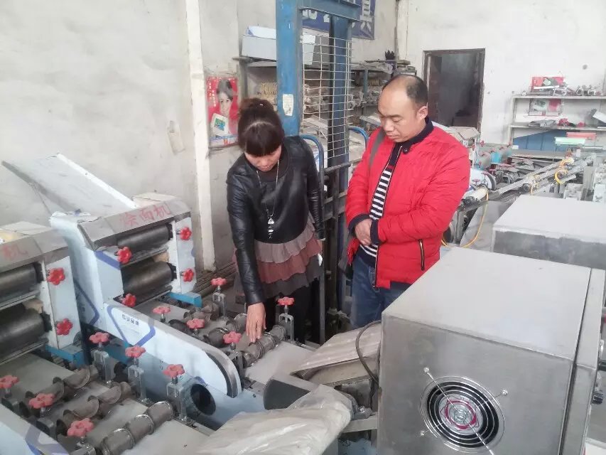 新鄉(xiāng)客戶劉先生前來(lái)考察燴面機(jī)器