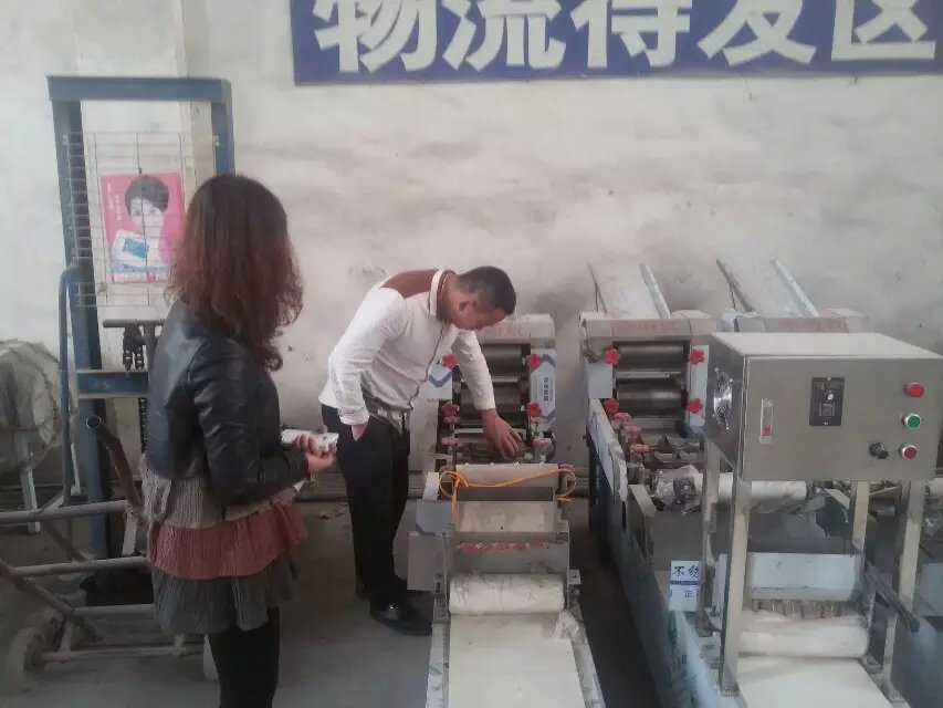 十堰陳先生前來考察一品鮮燴面機(jī)并簽訂合作協(xié)議