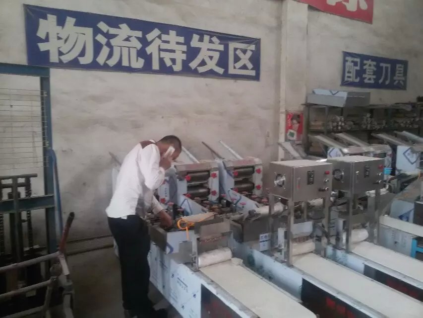 十堰陳先生前來考察一品鮮燴面機(jī)并簽訂合作協(xié)議