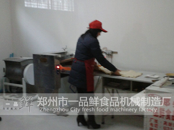 陜西西安加盟客戶正在進(jìn)行扯面生產(chǎn)