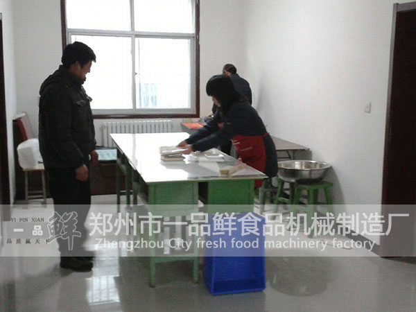 陜西西安加盟客戶正在進(jìn)行拉條包裝