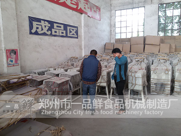 王總給客戶介紹一品鮮和面機的優(yōu)勢