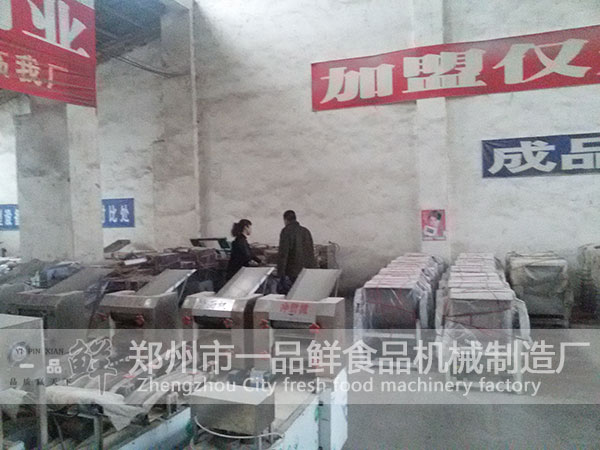 工作人員給客戶講解一品鮮揉壓機(jī)的優(yōu)勢(shì)