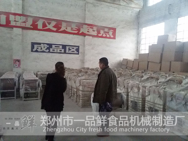 工作人員給客戶講解一品鮮設(shè)備的質(zhì)保詳情