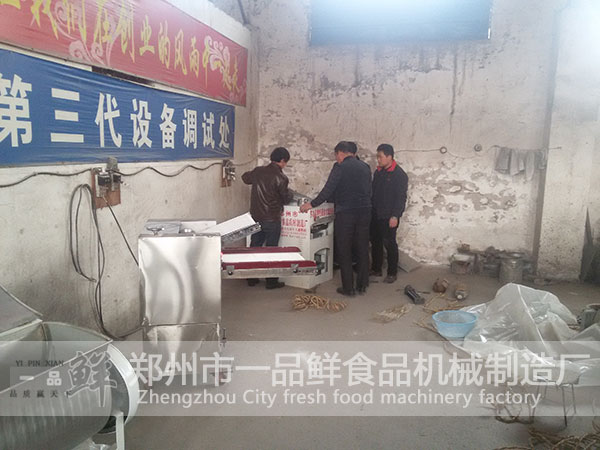 技術(shù)人員給高先生講設(shè)備的保養(yǎng)事宜