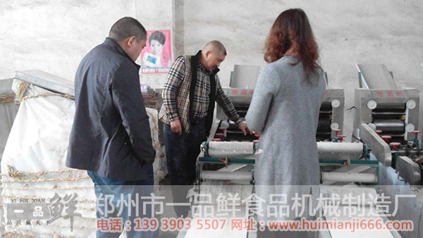 陳先生給工作人員說定制刀具的特征