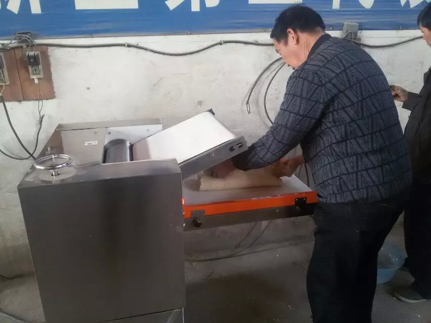 工作人員在揉壓機中進行揉壓