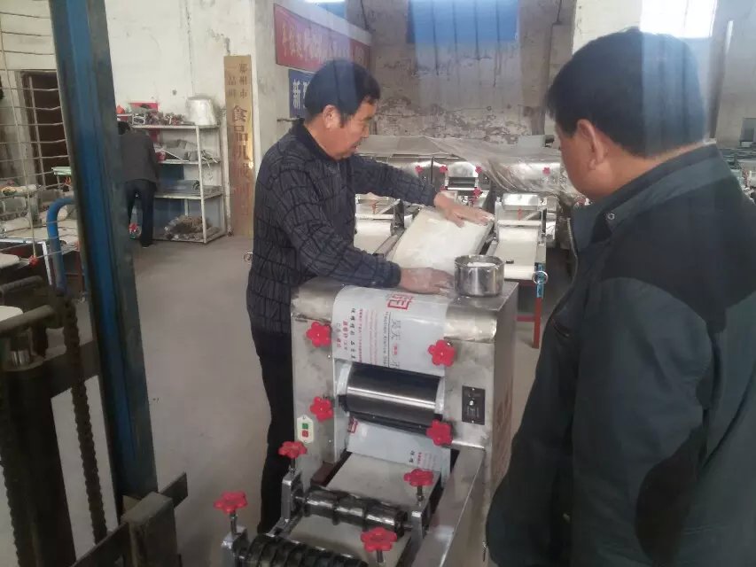 工作人員正在調(diào)試燴面機