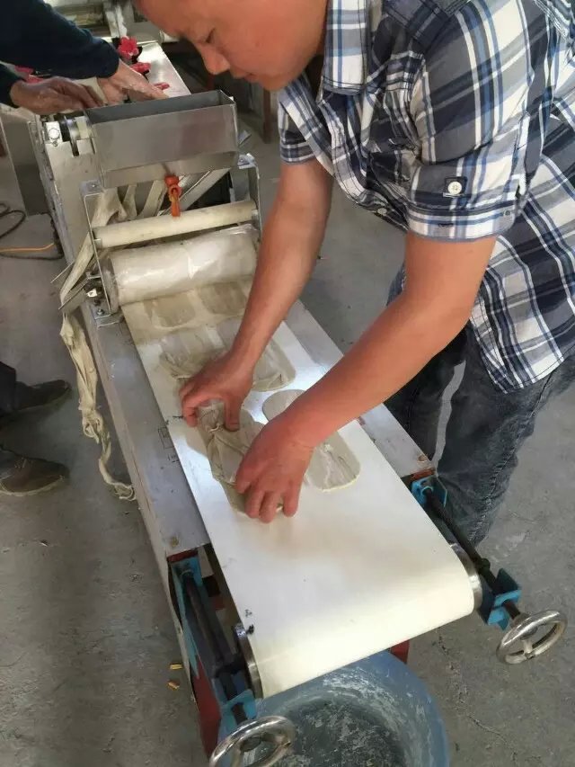 工作人員正在給王先生調(diào)試其購買的燴面機HMj-3型