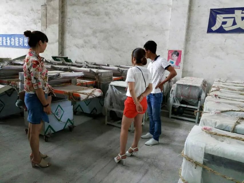 工作人員講解半自動(dòng)揉壓機(jī)和全自動(dòng)揉壓機(jī)的區(qū)別