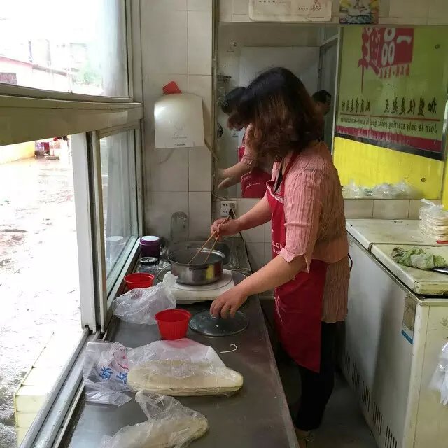 工作人員在批發(fā)店現(xiàn)場(chǎng)生產(chǎn)燴面現(xiàn)在下鍋品嘗