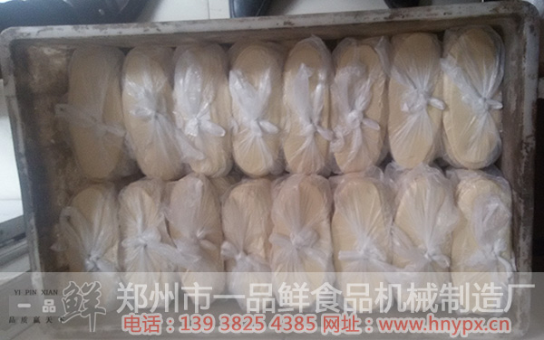 裝袋裝箱準備給客戶配送的燴面坯 裝袋裝箱準備給客戶配送的燴面坯