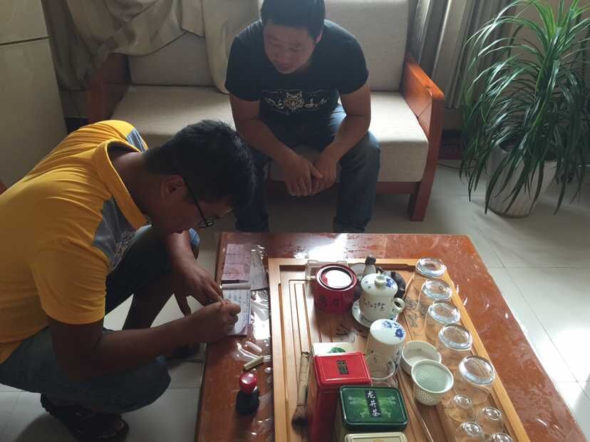 工作人員正在為客戶辦理手續(xù)