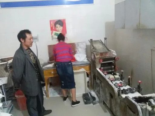 工作人員在批發(fā)店給客戶出面