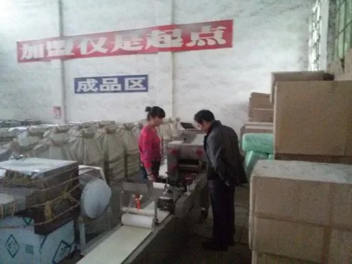 在工廠詳細的介紹適合客戶用的燴面機設備