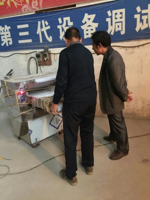 技術工程師現(xiàn)場給客戶調試設備