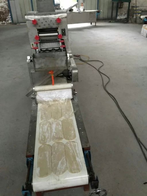 成型的面坯已經從燴面機中出來