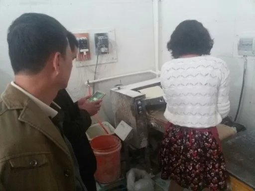 工作人員正在用全自動揉壓機 壓面