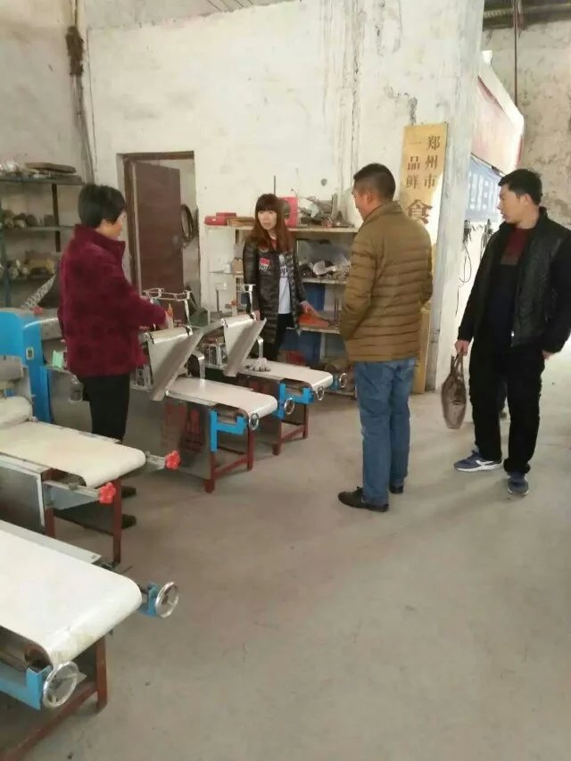 陜西榆林客戶張老板使用一品鮮多功能扯面機(jī)代替工人師傅